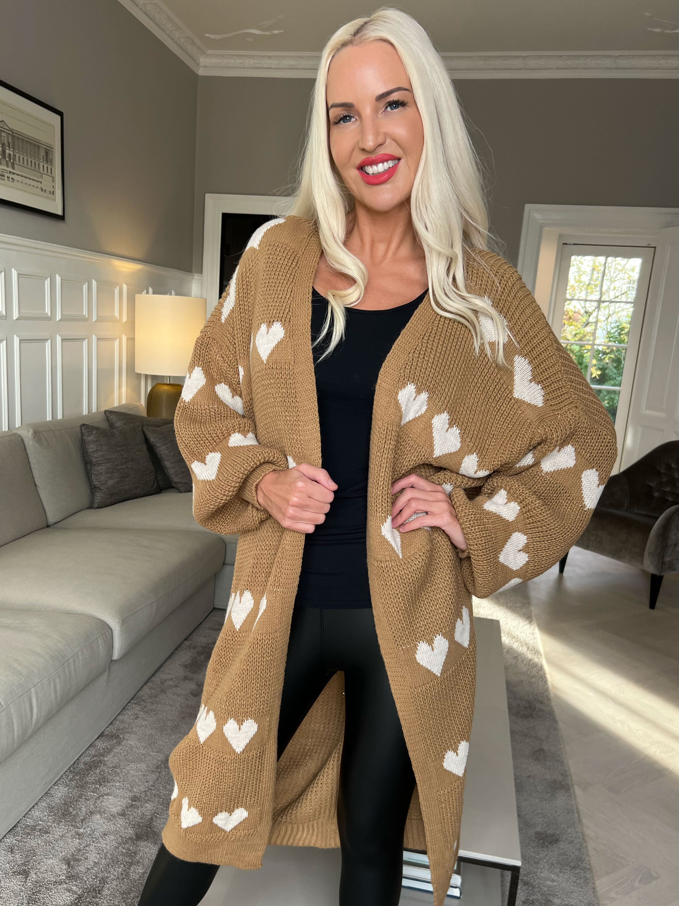 Grace - Lång stickad kofta med hjärtan och ballongärmar